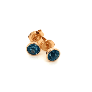 Roodgouden oorstekers met blauwe topaas London Blue